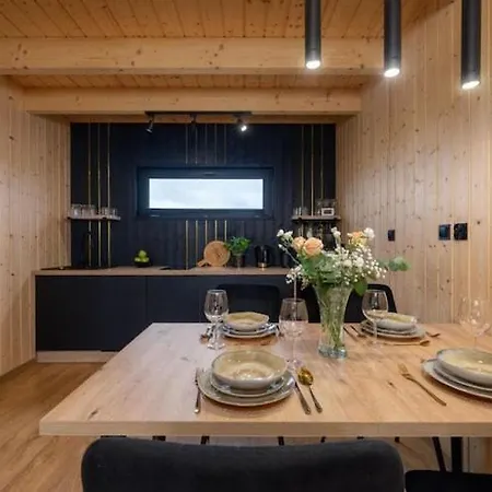 Large Homes, Pool, Sauna, Jacuzzi بيت للعطل Kopań