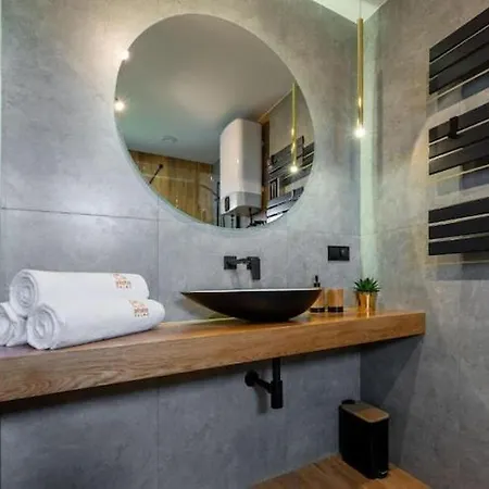 Large Homes, Pool, Sauna, Jacuzzi بيت للعطل