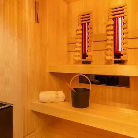 Large Homes, Pool, Sauna, Jacuzzi بيت للعطل Kopań